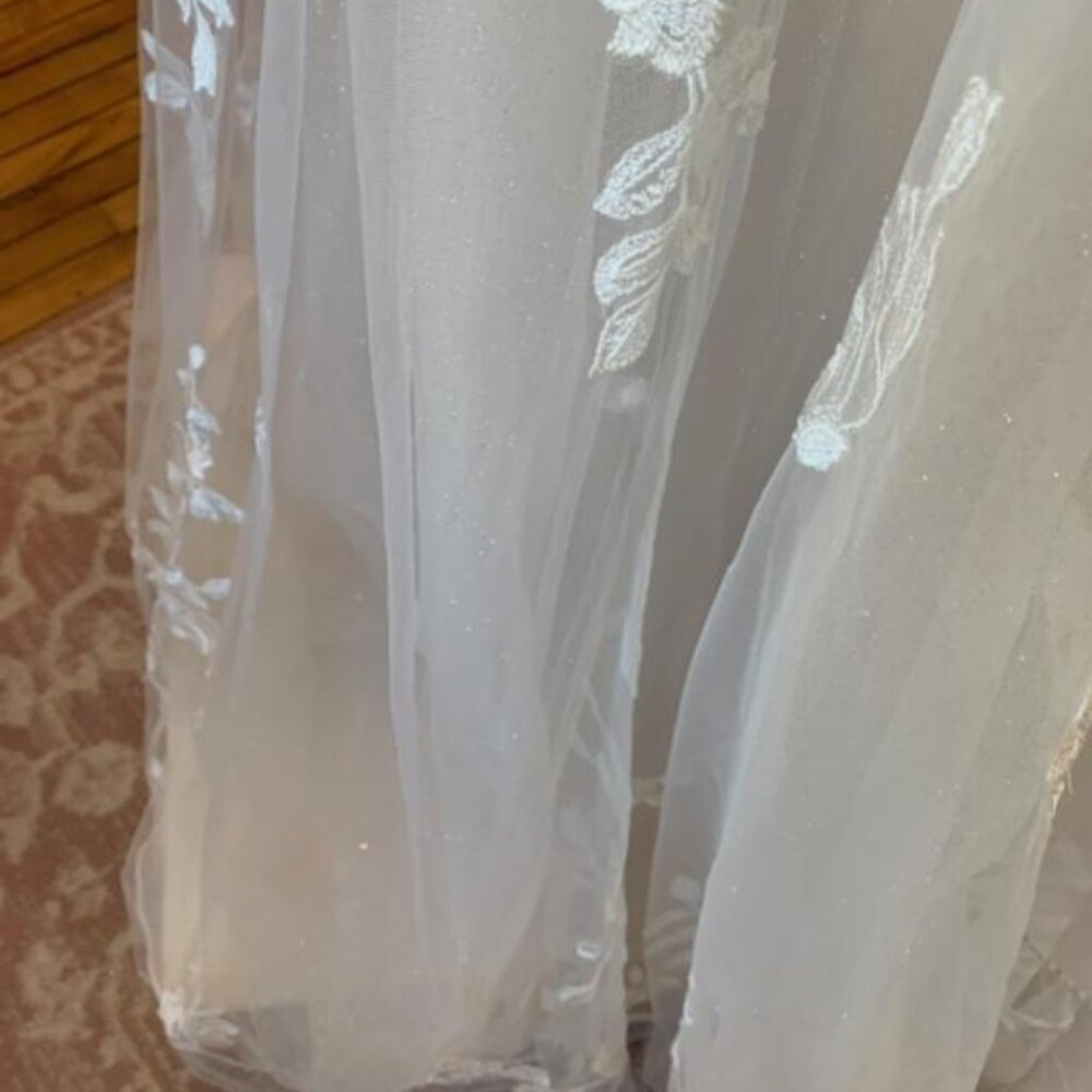 Wedding Dress Essense of Australia Size 18  Ivory lace with moscato underlay - Picture 2 of 6